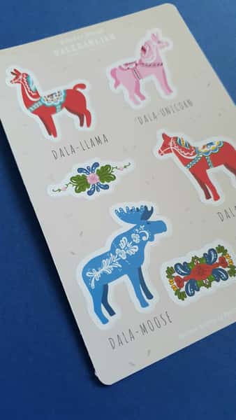 Klistermärksark med dalahäst design, dalahäst, dalallama, dalaenhörning och dalaälg