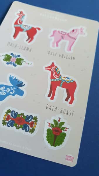 Klistermärksark med dalahäst design, dalahäst, dalallama, dalaenhörning och dalaälg