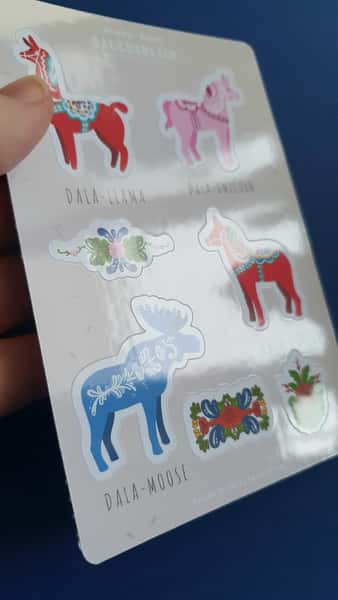 Klistermärksark med dalahäst design, dalahäst, dalallama, dalaenhörning och dalaälg