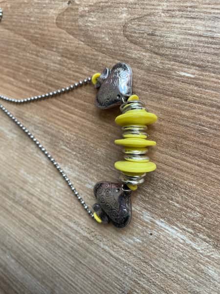 Lekfullt halsband på kulkjedja