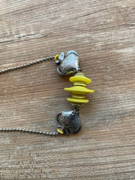 Lekfullt halsband på kulkjedja