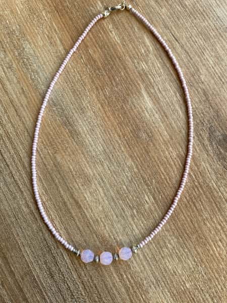 Somrigt kort halsband