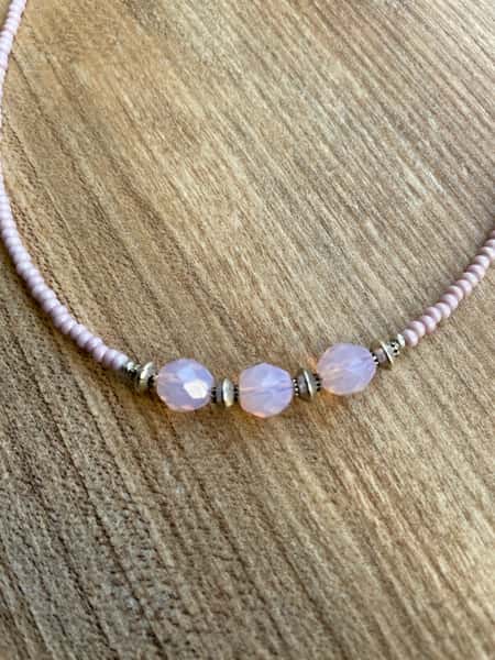 Somrigt kort halsband