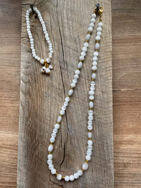 Halsband och armband i vitt och guld