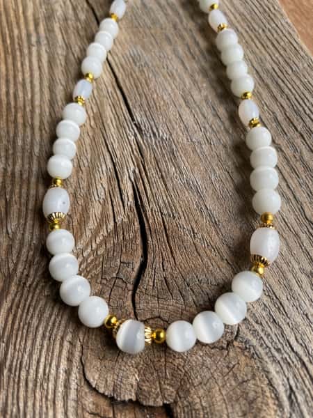 Halsband och armband i vitt och guld