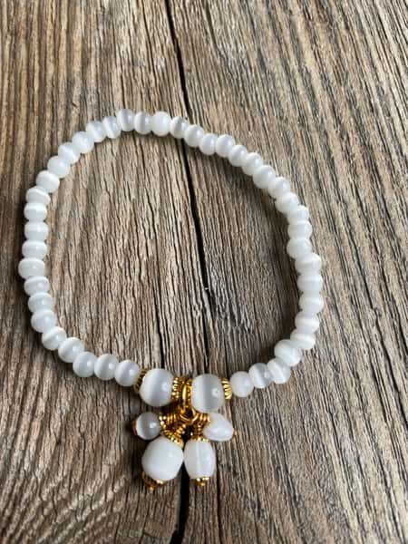 Halsband och armband i vitt och guld
