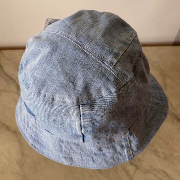 Bucket hat av ljusblå denim, återbruk för skoj och för miljöskäl