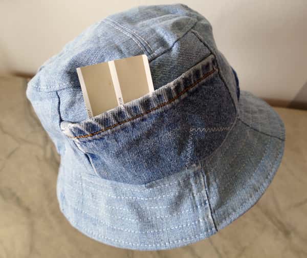Bucket hat av ljusblå denim, återbruk för skoj och för miljöskäl