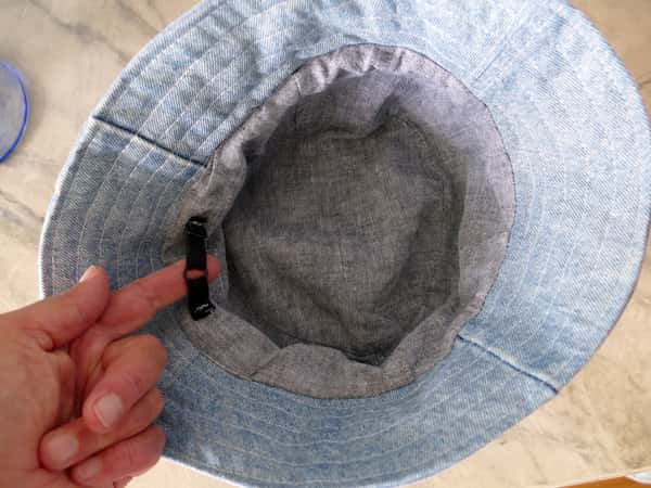 Bucket hat av ljusblå denim, återbruk för skoj och för miljöskäl