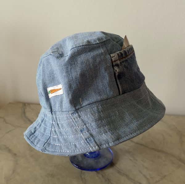 Bucket hat av ljusblå denim, återbruk för skoj och för miljöskäl