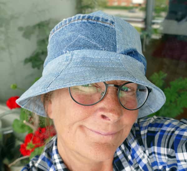Bucket hat av ljusblå denim, återbruk för skoj och för miljöskäl