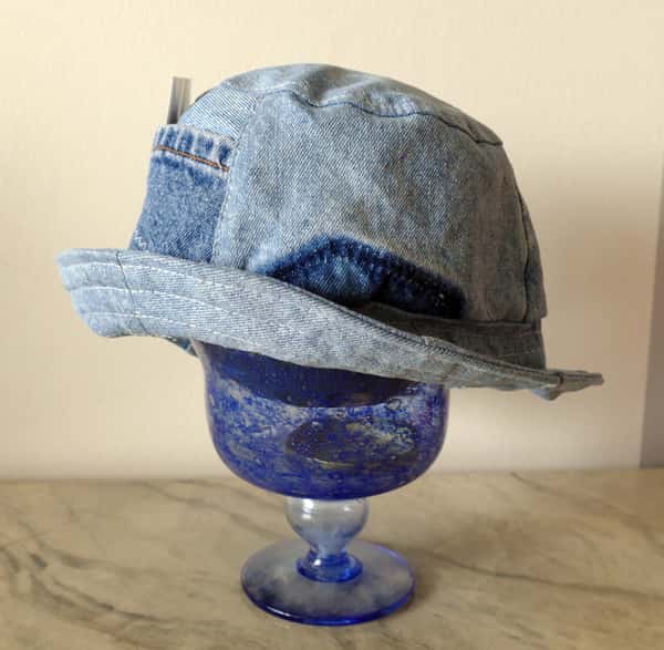 Bucket hat av ljusblå denim, återbruk för skoj och för miljöskäl