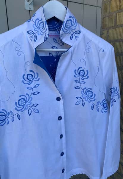 Blus sydd av vintage broderade dukar