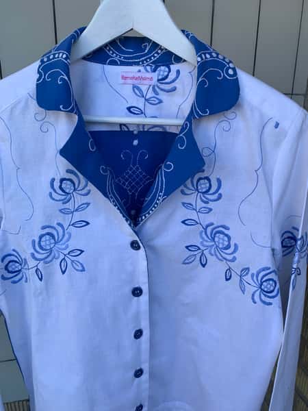 Blus sydd av vintage broderade dukar
