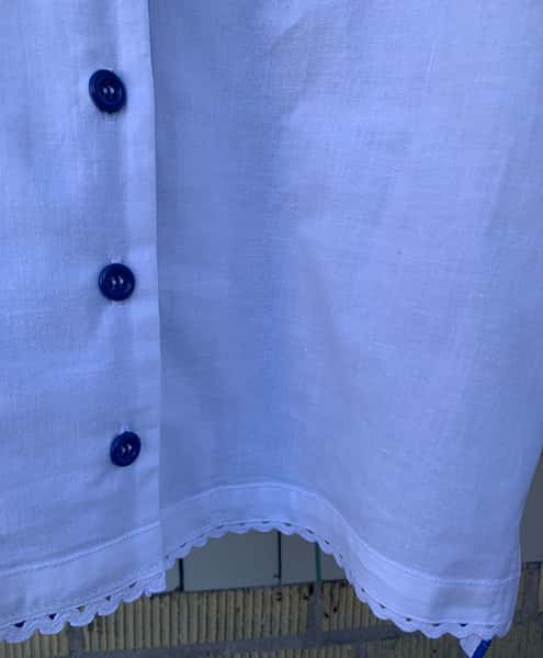 Blus sydd av vintage broderade dukar