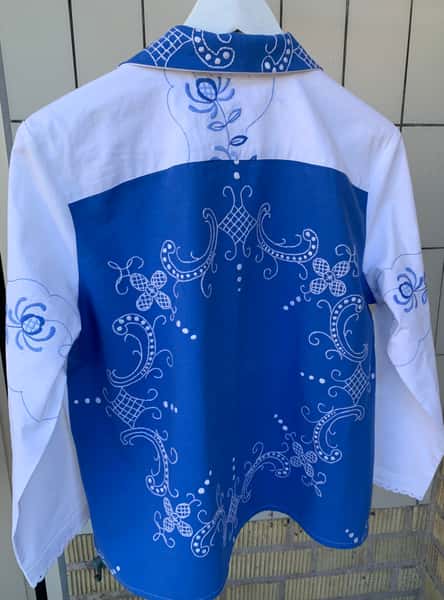 Blus sydd av vintage broderade dukar