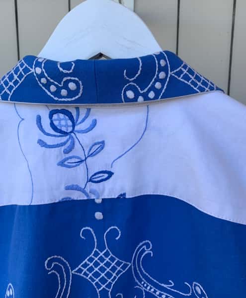 Blus sydd av vintage broderade dukar