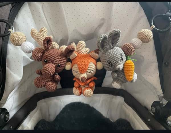 Barnvagnshänge med tre figurer