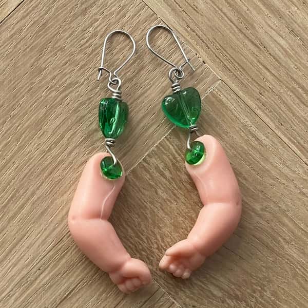 Örhängen av återbruk – dockarmar