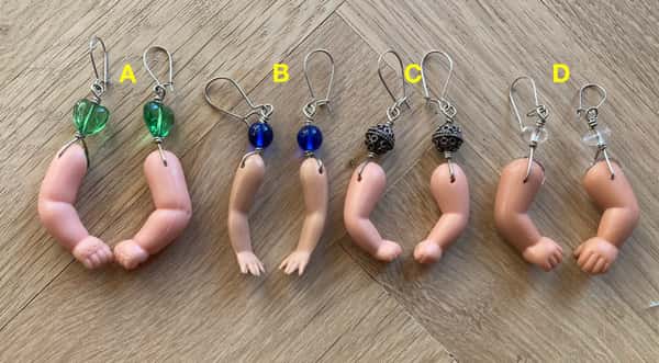 Örhängen av återbruk – dockarmar