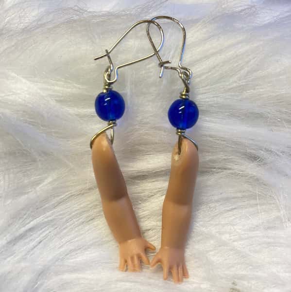 Örhängen av återbruk – dockarmar