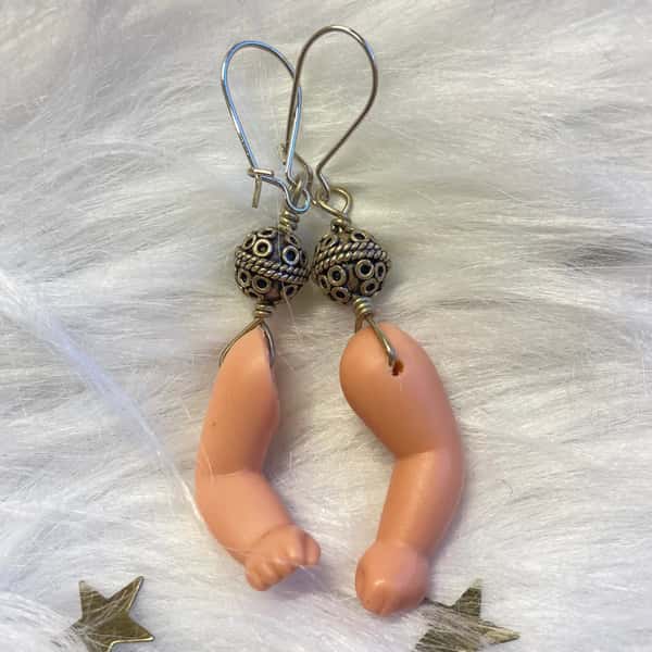 Örhängen av återbruk – dockarmar