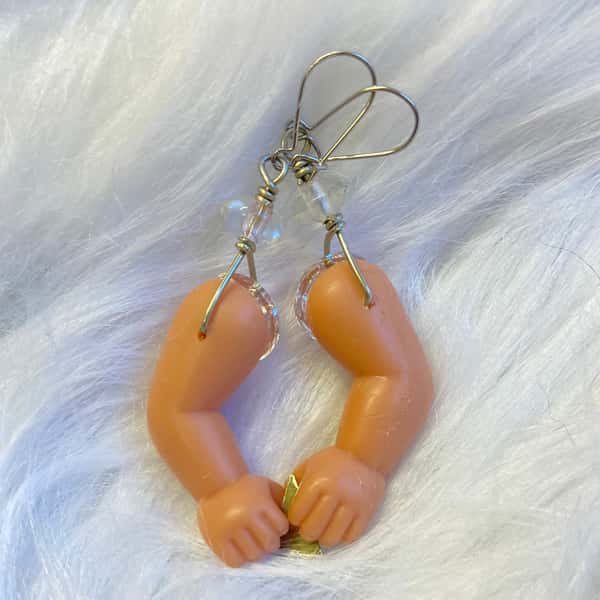 Örhängen av återbruk – dockarmar