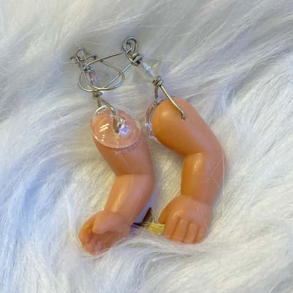 Örhängen av återbruk – dockarmar