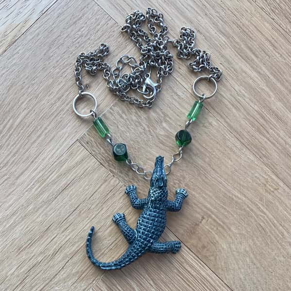 Halsband av återbruk – krokodil / alligator / kajman