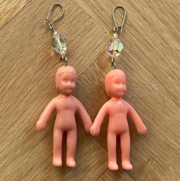 Örhängen av återbruk – läskiga dockor