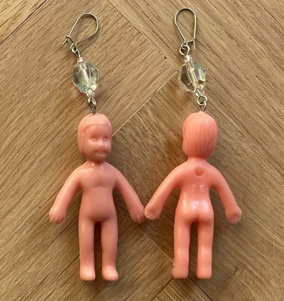 Örhängen av återbruk – läskiga dockor