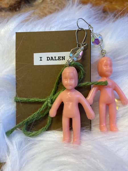 Örhängen av återbruk – läskiga dockor