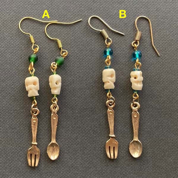 Örhängen av återbruk – Memento mori / tibetansk dödskalle i ben