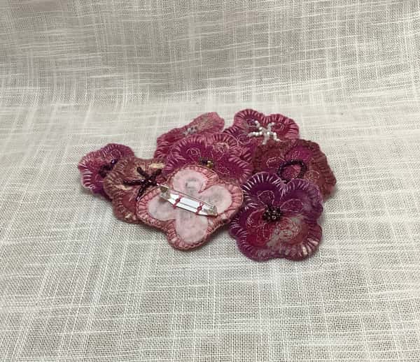 Pin / brosch Ull - Rosa blomma