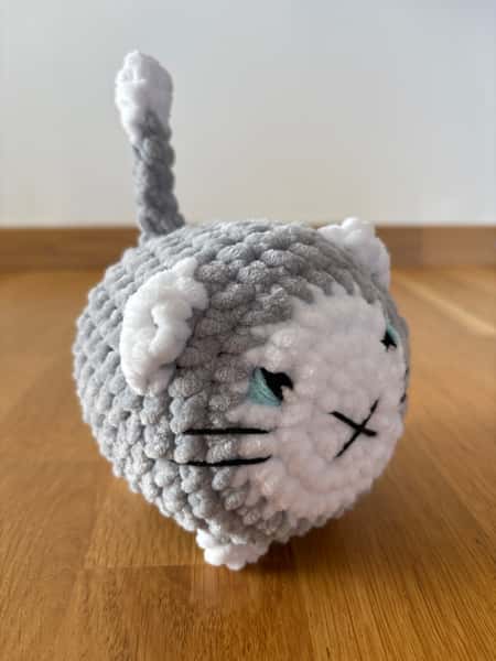Ny virkad loafkatt med broderade ögon