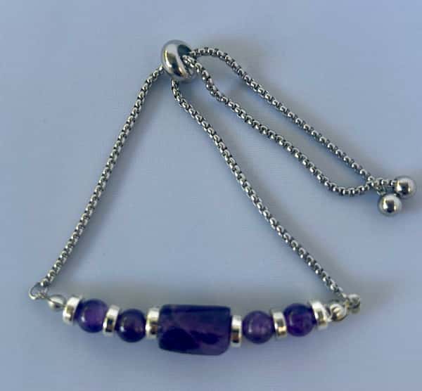 Armband med ametiststenar
