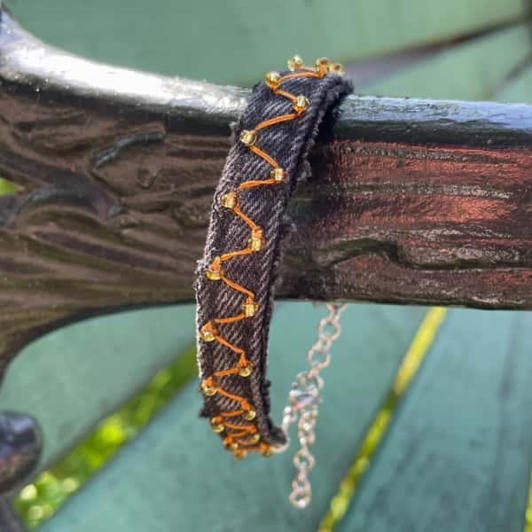 Armband av jeanssöm, reglerbart, svartgrå