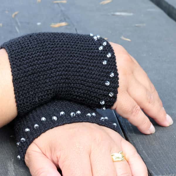 Svarta handledsmuddar med pärlbård