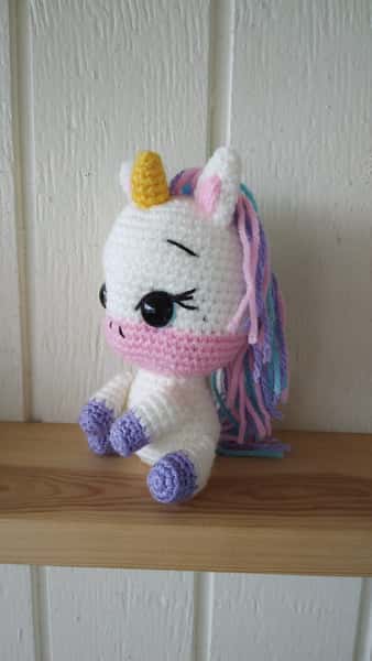 Liten amigurumi-Enhörning – 12 cm