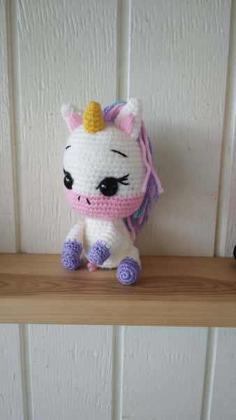 Liten amigurumi-Enhörning – 12 cm