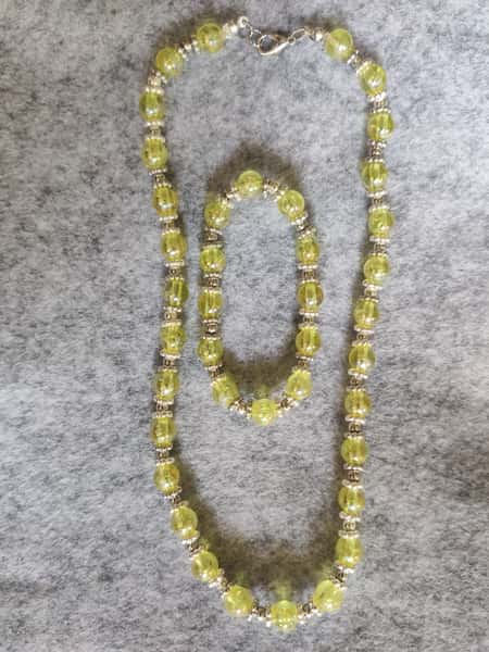 Set med halsband och armband