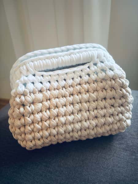 Handvirkad väska/clutch