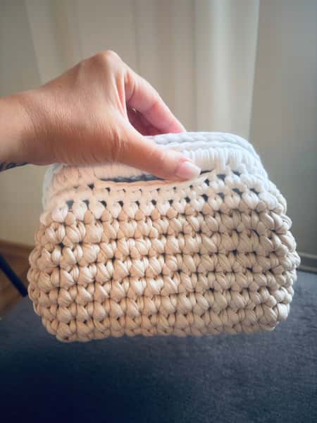 Handvirkad väska/clutch