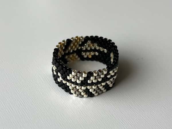 Ring i guld, silver och svart