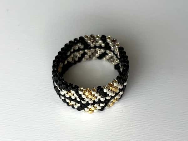 Ring i guld, silver och svart