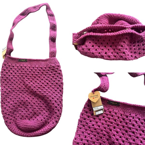 Handvirkad axelväska – i cerise med luftigt mönster