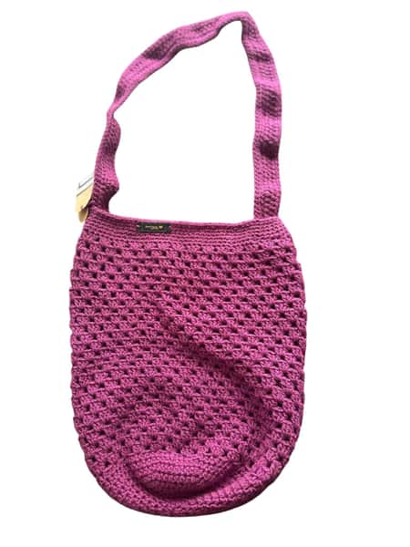 Handvirkad axelväska – i cerise med luftigt mönster