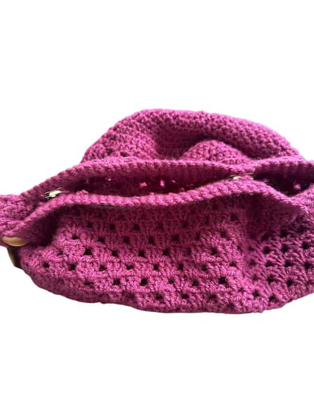 Handvirkad axelväska – i cerise med luftigt mönster