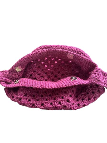 Handvirkad axelväska – i cerise med luftigt mönster