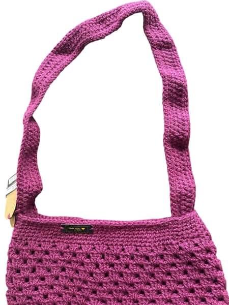 Handvirkad axelväska – i cerise med luftigt mönster